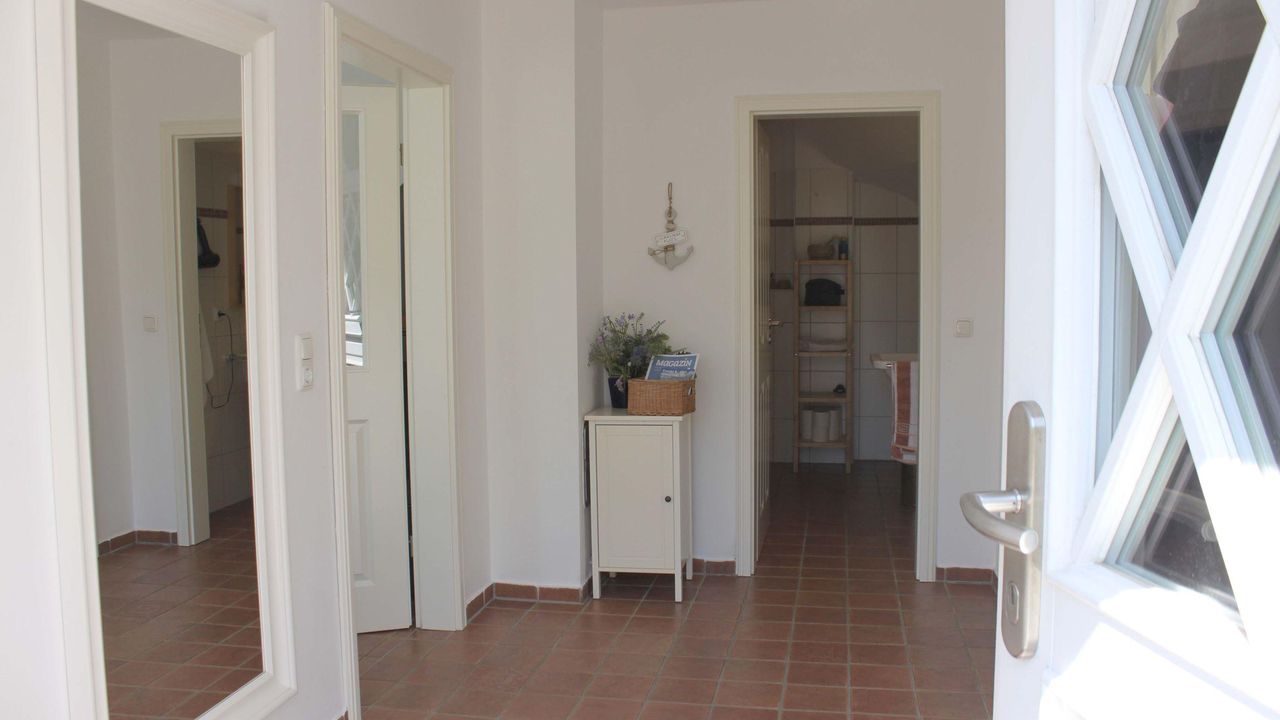 Flur-von-der-Haustuer-mit-Blick-ins-Bad-Kopie Flur-von-der-Haustuer-mit-Blick-ins-Bad-Kopie